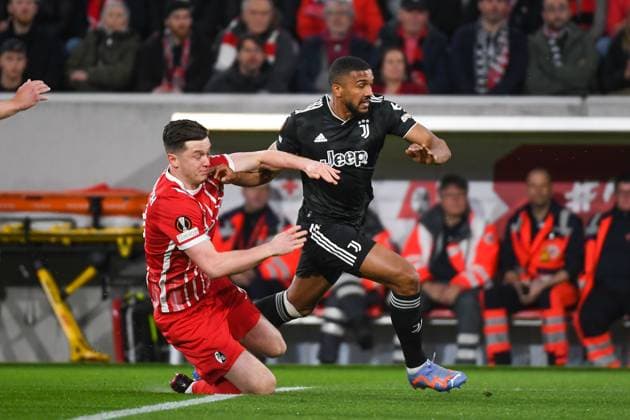 Football Europa League Round of 16 second leg 22 23 SC Freiburg vs Juventus Turin 16 03 2023 Michael Gregoritsch SC Freiburg 38 in a duel with Gleison Bremer Juventus Turin 3 Football Europa League Round of 16 second leg SC Freiburg vs Juventus Turin on Thursday, March 16, 2023 at Europa Park Stadium in Freiburg im Breisgau, Germany Copyright: xBEAUTIFULxSPORTS GerdxGruendlx