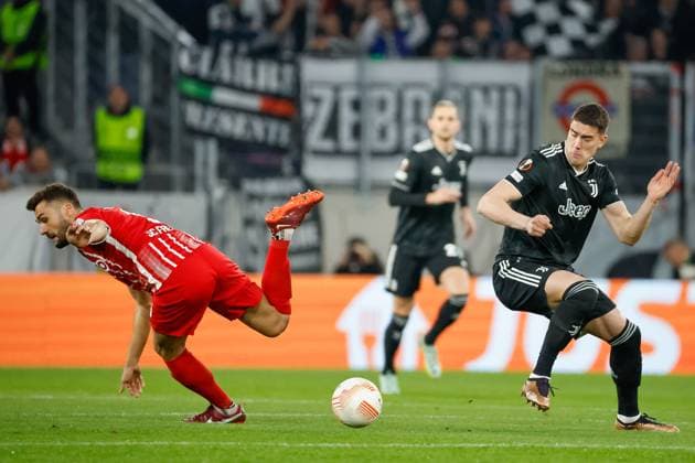 Manuel Gulde SC Freiburg, 05 and Dusan Vlahovic Juventus Turin, 09 fighting for the ball , GER, SC Freiburg vs Juventus Turin, football, UEFA Europa League, Round of 16, 16 03 2023 GER, SC Freiburg vs Juventus Turin, football, UEFA Europa League, Round of 16, 16 03 2023 Freiburg im Breisgau, Germany Copyright: xEibner-Pressefoto GrantxHubbsx EP_GHS
