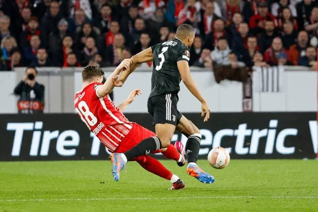 Bremen Juventus Turin, 03 and Michael Gregoritsch SC Freiburg, 38 fighting for the ball , GER, SC Freiburg vs Juventus Turin, football, UEFA Europa League, round of 16, 16 03 2023 GER, SC Freiburg vs Juventus Turin, football, UEFA Europa League, round of 16, 16 03 2023 Freiburg im Breisgau, Germany Copyright: xEibner-Pressefoto GrantxHubbsx EP_GHS