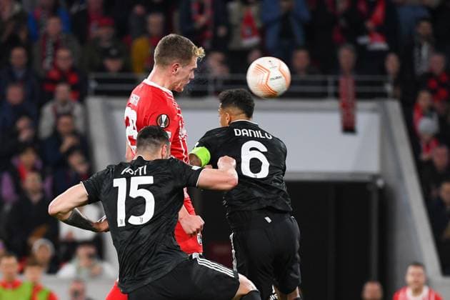 Football Europa League Round of 16 second leg 22 23 SC Freiburg vs Juventus Turin 16 03 2023 Matthias Ginter SC Freiburg 28 in a header duel with Luiz da Silva Danilo Juventus Turin 6 Football Europa League Round of 16 second leg SC Freiburg vs Juventus Turin on Thursday, March 16, 2023 at the Europa Park stadium in Freiburg im Breisgau, Germany. Copyright: xBEAUTIFULxSPORTS GerdxGruendlx