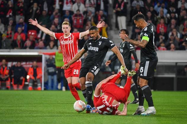 Football Europa League Round of 16 second leg 22 23 SC Freiburg vs Juventus Turin 16 03 2023 Gleison Bremer Juventus Turin 3 in duel with Nicolas Hoefler SC Freiburg 27 Football Europa League Round of 16 second leg SC Freiburg vs Juventus Turin on Thursday, March 16, 2023 at the Europa Park stadium in Freiburg im Breisgau, Germany Copyright: xBEAUTIFULxSPORTS GerdxGruendlx