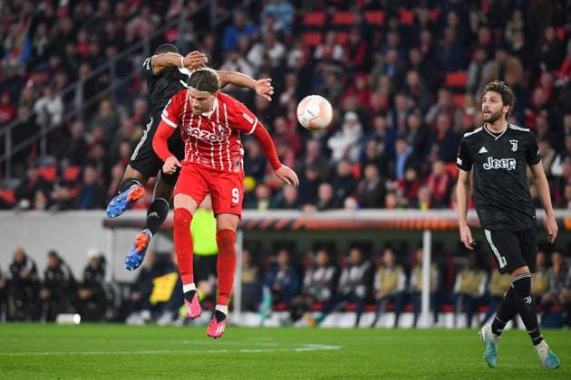 Soccer Europa League Round of 16 second leg 22 23 SC Freiburg vs Juventus Turin 16 03 2023 Lucas Hoeler SC Freiburg 9 in header duel with Gleison Bremer Juventus Turin 3 Soccer Europa League Round of 16 second leg SC Freiburg vs Juventus Turin on Thursday, March 16, 2023 at the Europa Park stadium in Freiburg im Breisgau, Germany Copyright: xBEAUTIFULxSPORTS GerdxGruendlx