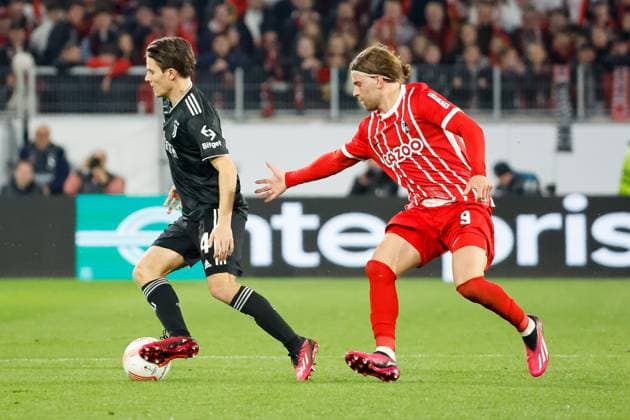 Nicolo Fagioli Juventus Turin, 44 and Lucas Hoeler SC Freiburg, 09 in running duel , GER, SC Freiburg vs Juventus Turin, football, UEFA Europa League, round of 16, 16 03 2023 GER, SC Freiburg vs Juventus Turin, football, UEFA Europa League, round of 16, 16 03 2023 Freiburg im Breisgau, Germany Copyright: xEibner-Pressefoto GrantxHubbsx EP_GHS