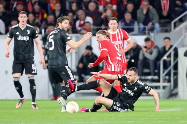 16 03 2023, xtvx, football UEFA Europa League 1 8 final, SC Freiburg Juventus Turin emspor, v l Lucas Hoeler SC Freiburg Federico Gatti Juventus Turin duel, action, action, battle for the ball DFL DFB REGULATIONS PROHIBIT ANY USE OF PHOTOGRAPHS AS IMAGE SEQUENCES AND OR QUASI VIDEO Freiburg