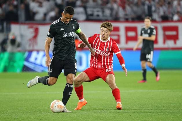 16 03 2023, xtvx, football UEFA Europa League 1 8 final, SC Freiburg Juventus Turin emspor, v l Danilo Juventus Turin Ritsu Doan SC Freiburg Zweikampf, action, battle for the ball DFL DFB REGULATIONS PROHIBIT ANY USE OF PHOTOGRAPHS AS IMAGE SEQUENCES AND OR QUASI VIDEO Freiburg