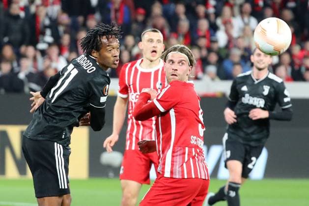16 03 2023, xtvx, football UEFA Europa League 1 8 final, SC Freiburg Juventus Turin emspor, v l Juan Cuadrado Juventus Turin Lucas Hoeler SC Freiburg Zweikampf, action, battle for the ball DFL DFB REGULATIONS PROHIBIT ANY USE OF PHOTOGRAPHS AS IMAGE SEQUENCES AND OR QUASI VIDEO Freiburg