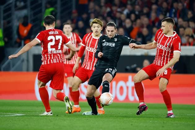 Nicolas Hoefler SC Freiburg, 27 , Ritsu Doan SC Freiburg, 42 , Adrien Rabiot Juventus Turin, 25 and Maximilian Eggestein SC Freiburg, 08 fighting for the ball , GER, SC Freiburg vs Juventus Turin, Football, UEFA Europa League, Round of 16, 16 03 2023 GER, SC Freiburg vs Juventus Turin, Football, UEFA Europa League, Round of 16, 16 03 2023 Freiburg im Breisgau, Germany. Copyright: xEibner-Pressefoto GrantxHubbsx EP_GHS