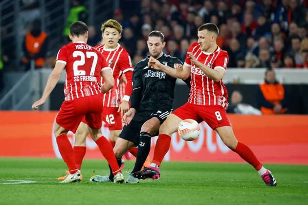 Nicolas Hoefler SC Freiburg, 27 , Ritsu Doan SC Freiburg, 42 , Adrien Rabiot Juventus Turin, 25 and Maximilian Eggestein SC Freiburg, 08 fighting for the ball , GER, SC Freiburg vs Juventus Turin, Football, UEFA Europa League, Round of 16, 16 03 2023 GER, SC Freiburg vs Juventus Turin, Football, UEFA Europa League, Round of 16, 16 03 2023 Freiburg im Breisgau, Germany. Copyright: xEibner-Pressefoto GrantxHubbsx EP_GHS