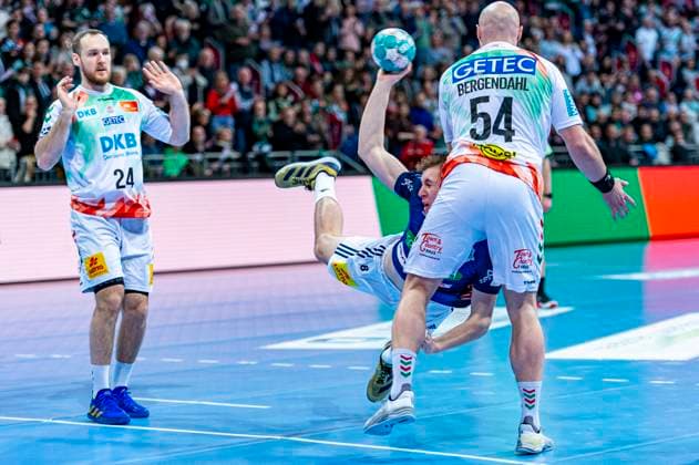 Sport Themen der Woche KW11 Sport Bilder des Tages Christian O Sullivan (SC Magdeburg, Nr. 24) Veit Mävers (TSV Hannover-Burgdorf, Nr. 8) Oscar Bergendahl (SC Magdeburg, Nr. 54) (v.l.), TSV Hannover-Burgdorf (blau) gegen SC Magdeburg (weiß) am 12. Spieltag der Saison 2022 2023 in der LIQUI MOLY Handball-Bundesliga (16.03.2023, ZAG Arena (Hannover, GER), *** Christian O Sullivan SC Magdeburg, No 24 Veit Mävers TSV Hannover Burgdorf, No 8 Oscar Bergendahl SC Magdeburg, No 54 v l , TSV Hannover Burgdorf blue against SC Magdeburg white on Match Day 12 of the 2022 2023 season in the LIQUI MOLY Handball Bundesliga 16 03 2023, ZAG Arena Hannover, GER , Copyright: xJanxGuentherx xTSVxHannover-Burgdorfx