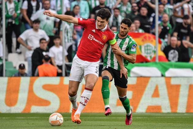 UEFA Europa League Round of 16, 2nd Leg Real Betis v Manchester United, ManU Harry Maguire battles for the ball against Ayoze Perez during the UEFA Europa League Round of 16, 2nd Leg Real Betis vs Manchester United at Benito Villamarin Stadium, Seville, Spain, 16th March 2023 (Photo by Samuel Carreno News Images) Copyright: xSamuelxCarreno NewsxImagesx