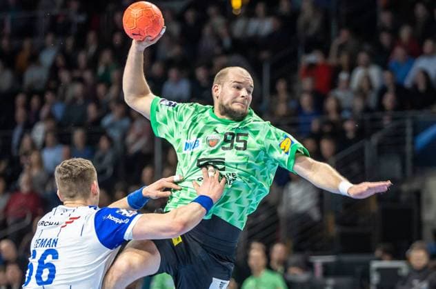 Berlin, 16 03 2023, Handball Bundesliga, Fuechse Berlin VfL Gummersbach, 23 matchday, Max Schmeling Halle Berlins Paul Drux r throws the ball on goal against Stepan Zeman of VfL Gummersbach Fuechse Berlin VfL Gummersbach