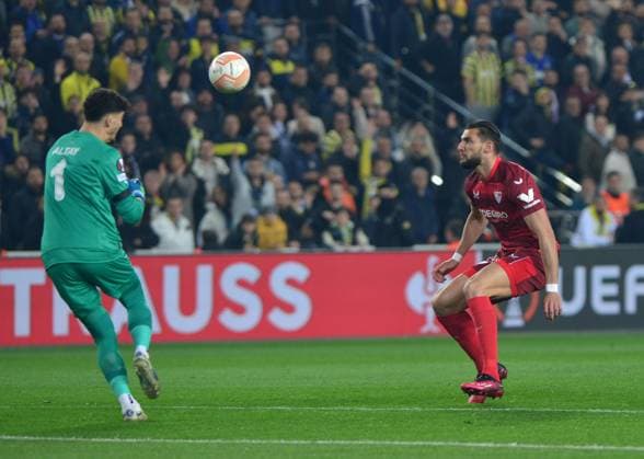 Goalkeeper Altay Bayindir of Fenerbahce and Rafa Mir of Sevilla during the UEFA Europa League round of 16 leg two match between Fenerbahce and Sevilla FC at Ulker Sukru Saracoglu Stadium in Istanbul, Turkey on March 16, 2023. Istanbul Turkey Copyright: xSeskimphotox Fenerbahce-Sevilla-16323 (51)