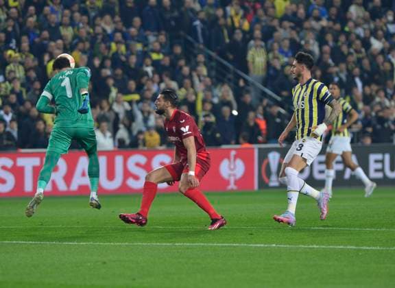 Goalkeeper Altay Bayindir , Samet Akaydin (R) of Fenerbahce and Rafa Mir of Sevilla during the UEFA Europa League round of 16 leg two match between Fenerbahce and Sevilla FC at Ulker Sukru Saracoglu Stadium in Istanbul, Turkey on March 16, 2023. Istanbul Turkey Copyright: xSeskimphotox Fenerbahce-Sevilla-16323 (53)