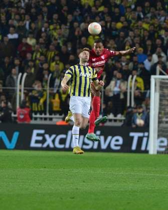 Ismail Yuksek (L) of Fenerbahce and Fernando (R) of Sevilla during the UEFA Europa League round of 16 leg two match between Fenerbahce and Sevilla FC at Ulker Sukru Saracoglu Stadium in Istanbul, Turkey on March 16, 2023. Istanbul Turkey Copyright: xSeskimphotox Fenerbahce-Sevilla-16323 (48)