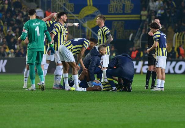 Michy Batshuayi of Fenerbahce has been injured and subbet out of the game during the UEFA Europa League round of 16 leg two match between Fenerbahce and Sevilla FC at Ulker Sukru Saracoglu Stadium in Istanbul, Turkey on March 16, 2023. Istanbul Turkey Copyright: xSeskimphotox Fenerbahce-Sevilla-16323 (59)
