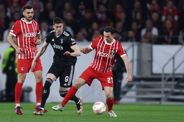 Sc Freiburg - Juventus Fc Nicolas Hofler of Sc Freiburg and Dusan Vlahovic of Juventus Fc battle for the ball during the Uefa Europa League round of 16 second leg match beetween Sc Freiburg and Juventus Fc at Stade Europa-Park on March 16 2023 in Freiburg, Germany . Freiburg Stade Europa-Park Germany Copyright: xMarcoxCanonierox