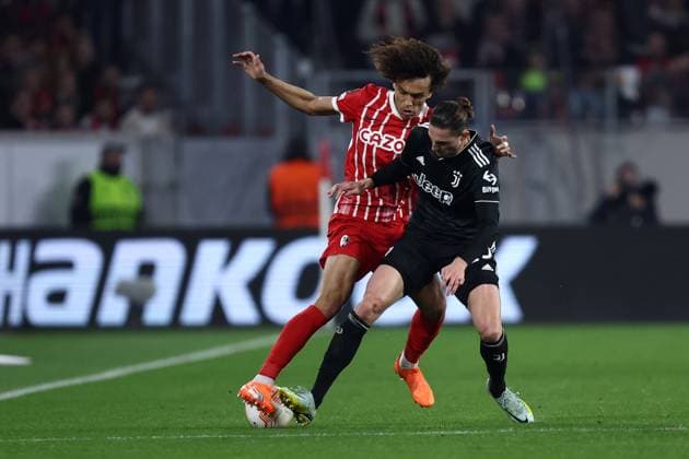 Sc Freiburg - Juventus Fc Kiliann Sildillia of Sc Freiburg and Adrien Rabiot of Juventus Fc battle for the ball during the Uefa Europa League round of 16 second leg match beetween Sc Freiburg and Juventus Fc at Stade Europa-Park on March 16 2023 in Freiburg, Germany . Freiburg Stade Europa-Park Germany Copyright: xMarcoxCanonierox