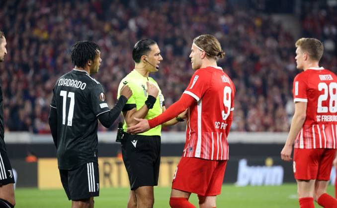 16 03 23 SC Freiburg Juventus Turin Germany, Freiburg, 16 03 2023, Football, Europa League, Round of 16, SC Freiburg Juventus Turin v l Juan Cuadrado Juventus Turin , Sedar Gözübüyük Referee , Lucas Höler SC Freiburg
