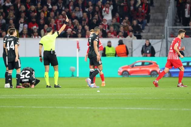 16 03 2023, xtvx, football UEFA Europa League 1 8 final, SC Freiburg Juventus Turin emspor, v l referee Referee Serdar Gözübüyük Netherlands shows Manuel Gulde SC Freiburg the yellow card after a foul on Adrien Rabiot Juventus Turin DFL DFB REGULATIONS PROHIBIT ANY USE OF PHOTOGRAPHS AS IMAGE SEQUENCES AND OR QUASI VIDEO Freiburg