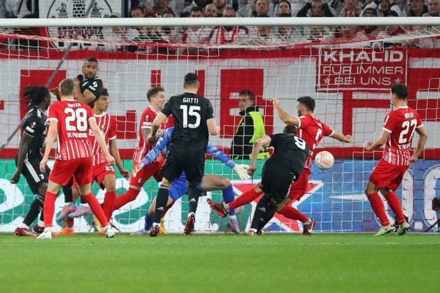 16 03 2023, xtvx, football UEFA Europa League 1 8 final, SC Freiburg Juventus Turin emspor, v l Dusan Vlahovic Juventus Turin offside goal DFL DFB REGULATIONS PROHIBIT ANY USE OF PHOTOGRAPHS as IMAGE SEQUENCES and or QUASI VIDEO Freiburg