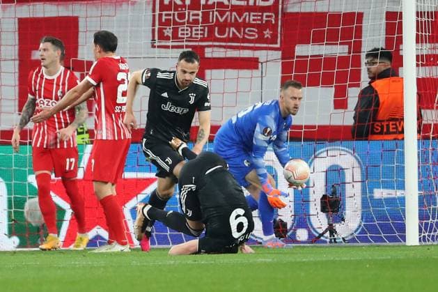 16 03 2023, xtvx, football UEFA Europa League 1 8 final, SC Freiburg Juventus Turin emspor, v l Dusan Vlahovic Juventus Turin offside goal DFL DFB REGULATIONS PROHIBIT ANY USE OF PHOTOGRAPHS as IMAGE SEQUENCES and or QUASI VIDEO Freiburg