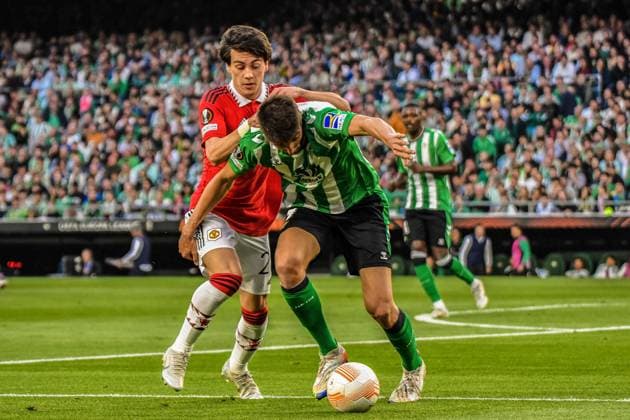 UEFA Europa League Round of 16, 2nd Leg Real Betis v Manchester United, ManU Facundo Pellistri and Edgar Gonzalez battle for the ball during the UEFA Europa League Round of 16, 2nd Leg Real Betis vs Manchester United at Benito Villamarin Stadium, Seville, Spain, 16th March 2023 (Photo by Samuel Carreno News Images) Copyright: xSamuelxCarreno NewsxImagesx