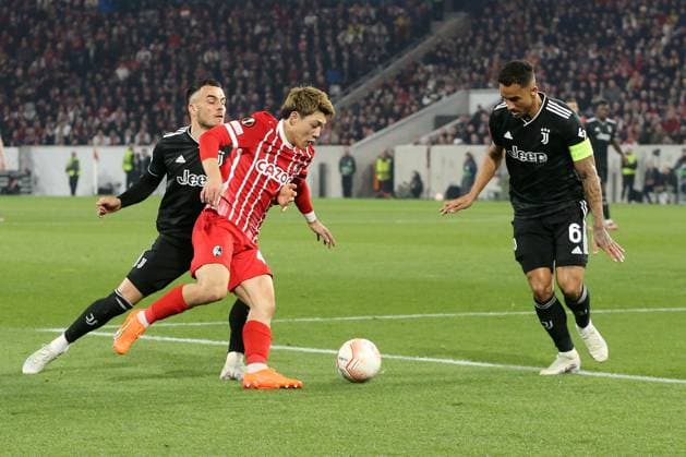 16 03 2023, xtvx, football UEFA Europa League 1 8 final, SC Freiburg Juventus Turin emspor, v l Filip Kostic Juventus Turin Ritsu Doan SC Freiburg Danilo Juventus Turin duel, action, battle for the ball DFL DFB REGULATIONS PROHIBIT ANY USE OF PHOTOGRAPHS as IMAGE SEQUENCES and or QUASI VIDEO Freiburg