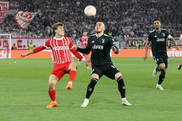16 03 2023, xtvx, football UEFA Europa League 1 8 final, SC Freiburg Juventus Turin emspor, v l Ritsu Doan SC Freiburg Filip Kostic Juventus Turin duel, action, action, battle for the ball DFL DFB REGULATIONS PROHIBIT ANY USE OF PHOTOGRAPHS AS IMAGE SEQUENCES AND OR QUASI VIDEO Freiburg