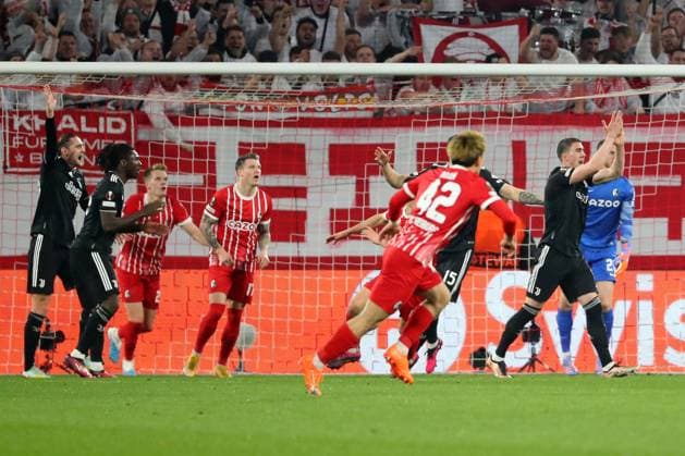 16 03 2023, xtvx, football UEFA Europa League 1 8 final, SC Freiburg Juventus Turin emspor, v l scene before the handball penalty DFL DFB REGULATES PROHIBIT ANY USE OF PHOTOGRAPHS as IMAGE SEQUENCES and or QUASI VIDEO Freiburg