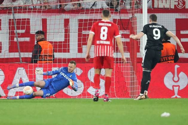 16 03 2023, xtvx, football UEFA Europa League 1 8 final, SC Freiburg Juventus Turin emspor, v l hand penalty goal to 0 1 by Dusan Vlahovic Juventus Turin Mark Flekken SC Freiburg DFL DFB REGULATIONS PROHIBIT ANY USE OF PHOTOGRAPHS AS IMAGE SEQUENCES AND OR QUASI VIDEO Freiburg