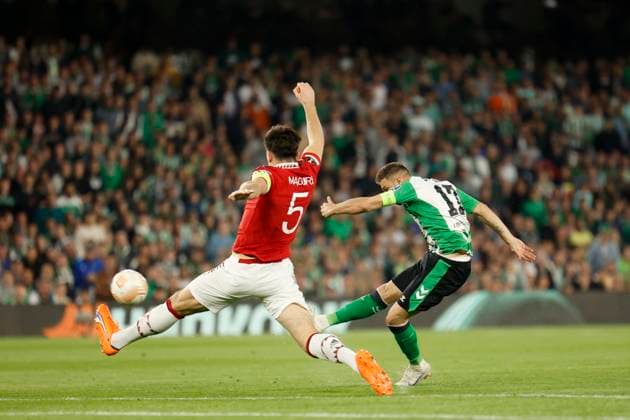 March 16, 2023, Seville, Spain: JOAQUIN SANCHEZ of Betis (R) shoots in front HARRY MAGUIRE of Manchester United, ManU L) during the Europa League Round of 16 (2st leg) soccer match between Real Betis and Manchester United at the Ramon Sanchez Pizjuan Stadium Seville Spain - ZUMAa142 20230316_zap_a142_027 Copyright: xDanielxGonzalezxAcunax