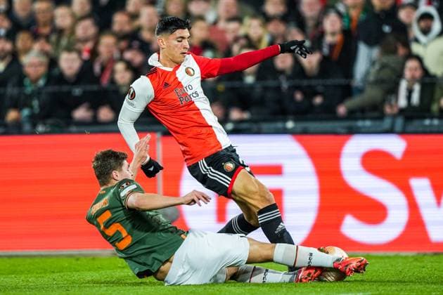 UEFA Europa League: Feyenoord v Shakhtar Donetsk Rotterdam - Valeriy Bondar of Shakhtar Donetsk, Ezequiel Bullaude of Feyenoord during the match between Feyenoord v Shakhtar Donetsk at Stadion Feijenoord De Kuip on 16 March 2023 in Rotterdam, the Netherlands. Copyright: xTomxBodex