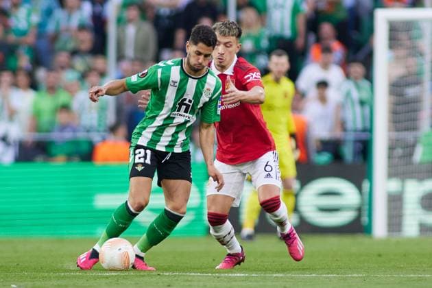 March 16, 2023, SEVILLA, SEVILLA, SPAIN: Loren Moron of Real Betis and Lisandro Martinez of Manchester United, ManU in action during the UEFA Europa League round of 16 second leg match between Real Betis and Manchester United at Benito Villamarin Stadium on March 16, 2023 in Sevilla, Spain. SEVILLA SPAIN - ZUMAa181 20230316_zaa_a181_041 Copyright: xJoaquinxCorcherox