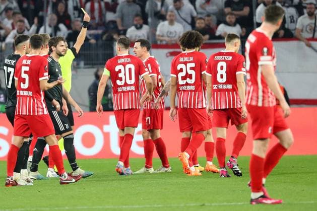 16 03 2023, xtvx, football UEFA Europa League 1 8 final, SC Freiburg Juventus Turin emspor, v l referee Referee Serdar Gözübüyük Netherlands shows Manuel Gulde SC Freiburg the yellow red card DFL DFB REGULATIONS PROHIBIT ANY USE OF PHOTOGRAPHS as IMAGE SEQUENCES and or QUASI VIDEO Freiburg