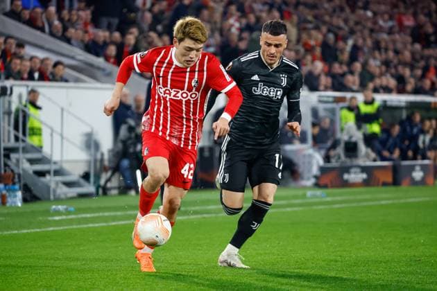Ritsu Doan SC Freiburg, 42 and Filip Kostic Juventus Turin, 17 in running duel, , GER, SC Freiburg vs Juventus Turin, football, UEFA Europa League, Round of 16, 16 03 2023 GER, SC Freiburg vs Juventus Turin, football, UEFA Europa League, Round of 16, 16 03 2023 Freiburg im Breisgau, Germany. Copyright: xEibner-Pressefoto GrantxHubbsx EP_GHS