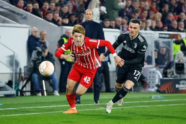 Ritsu Doan SC Freiburg, 42 and Filip Kostic Juventus Turin, 17 in a running duel, in the background Massimiliano Allegri Juventus Turin, coach , GER, SC Freiburg vs Juventus Turin, soccer, UEFA Europa League, round of 16, 16 03 2023 GER, SC Freiburg vs Juventus Turin, soccer, UEFA Europa League, round of 16, 16 03 2023 Freiburg im Breisgau, Germany Copyright: xEibner-Pressefoto GrantxHubbsx EP_GHS