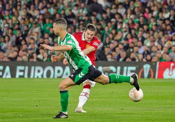 Real Betis v Manchester United, ManU Europa League 16 03 2023. Marcel Sabitzer (15) of Manchester United shoots towards the goal during the Europa League match between Real Betis and Manchester United at Estadio Benito Villamarin, Seville, Spain on 16 March 2023. Editorial use only , Copyright: xNigelxKeenex PSI-17076-0047
