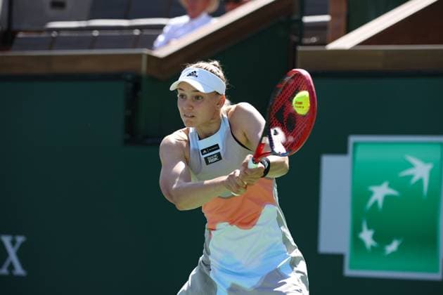 INDIAN WELLS, CA - MARCH 16: Elena Rybakina (KAZ) hits a backhand during the BNP Paribas Open on March 16, 2023 at the Indian Wells Tennis Garden in Indian Wells, CA. (Photo by George Walker Icon Sportswire) TENNIS: MAR 16 BNP Paribas Open Icon230316016