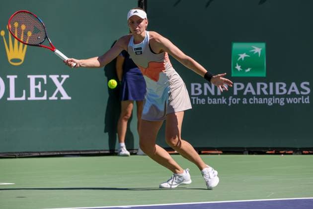 INDIAN WELLS, CA - MARCH 16: Elena Rybakina (KAZ) hits a forehand during the BNP Paribas Open on March 16, 2023 at the Indian Wells Tennis Garden in Indian Wells, CA. (Photo by George Walker Icon Sportswire) TENNIS: MAR 16 BNP Paribas Open Icon230316024