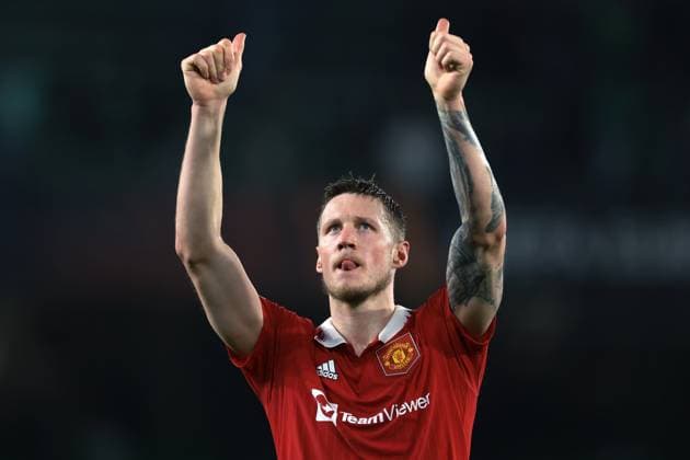 Seville, Spain, 16th March 2023. Wout Weghorst of Manchester United, ManU salutes the fans following the final whistle of the UEFA Europa League match at Estadio Benito Villamarin, Seville. Picture credit should read: Jonathan Moscrop Sportimage EDITORIAL USE ONLY. No use with unauthorised audio, video, data, fixture lists, club league logos or live services. Online in-match use limited to 120 images, no video emulation. No use in betting, games or single club league player publications. SPI-2301-0032