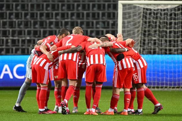 Football, men, season 2022 2023, Europa League Round of 16, second leg , Royale Union Saint Gilloise 1 FC Union Berlin at Lotto Park Brussels, 1 FC Union Berlin players form a circle , 16 03 2023, Copyright: xMatthiasxKochx