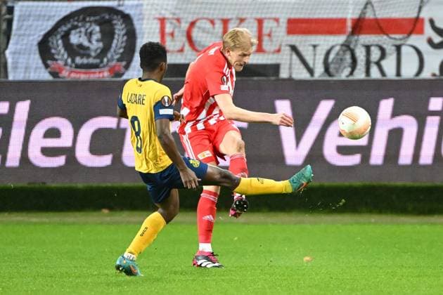 Football, men, season 2022 2023, Europa League Round of 16, second leg , Royale Union Saint Gilloise 1 FC Union Berlin at Lotto Park Brussels, v l Lazare Amani Royale Union Saint Gilloise and Morten Thorsby 1 FC Union Berlin in duel , 16 03 2023, Copyright: xMatthiasxKochx