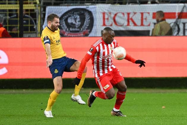 Football, men, season 2022 2023, Europa League Round of 16, second leg , Royale Union Saint Gilloise 1 FC Union Berlin at Lotto Park Brussels, v l Bart Nieuwkoop Royale Union Saint Gilloise and Jerome Roussillon 1 FC Union Berlin in duel , 16 03 2023, Copyright: xMatthiasxKochx