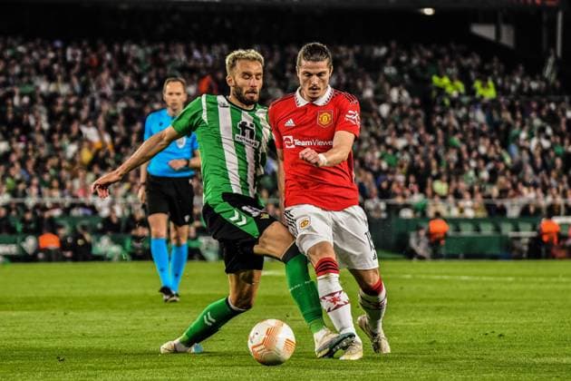 UEFA Europa League Round of 16, 2nd Leg Real Betis v Manchester United, ManU Marcel Sabitzer and Guillermo Pezzella battle for the ball during the UEFA Europa League Round of 16, 2nd Leg Real Betis vs Manchester United at Benito Villamarin Stadium, Seville, Spain, 16th March 2023 (Photo by Samuel Carreno News Images) Copyright: xSamuelxCarreno NewsxImagesx
