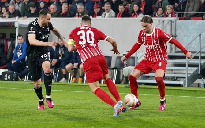 16 03 2023 Freiburg im Breisgau, Baden Württemberg, Germany, Europe Federico Gatti Juventus Turin 15 Christian Günter SC Freiburg 30 Lucas Höler SC Freiburg 9 Football UEFA Europa League 2022 2023 Round of 16 second leg SC Freiburg Juventus Turin, at Europa Park Stadium