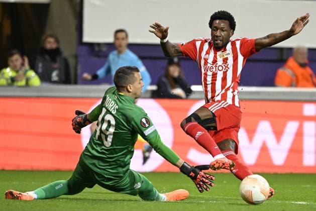 Union s goalkeeper Anthony Moris and Berlin s Sheraldo Becker fight for the ball during a soccer game between Belgian Royale Union Saint-Gilloise and German Union Berlin, Thursday 16 March 2023 in Anderlecht, Brussels, the return leg of the round of 16 of the UEFA Europa League competition, after a 3-3 draw result at the first leg. LAURIExDIEFFEMBACQ  x63146804x