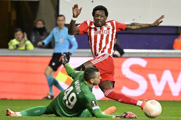 Union s goalkeeper Anthony Moris and Berlin s Sheraldo Becker fight for the ball during a soccer game between Belgian Royale Union Saint-Gilloise and German Union Berlin, Thursday 16 March 2023 in Anderlecht, Brussels, the return leg of the round of 16 of the UEFA Europa League competition, after a 3-3 draw result at the first leg. LAURIExDIEFFEMBACQ  x63146806x