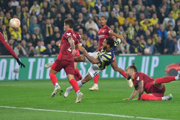 Joshua King 15 of Fenerbahce and Gonzalo Montiel 2 , Nemanja Gudelj (R) of Sevilla during the UEFA Europa League round of 16 leg two match between Fenerbahce and Sevilla FC at Ulker Sukru Saracoglu Stadium in Istanbul, Turkey on March 16, 2023. Istanbul Turkey Copyright: xSeskimphotox Fenerbahce-Sevilla-16323 (97)