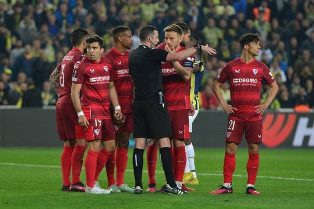 Players of Sevilla reacts to referee Michael Oliver during the UEFA Europa League round of 16 leg two match between Fenerbahce and Sevilla FC at Ulker Sukru Saracoglu Stadium in Istanbul, Turkey on March 16, 2023. Istanbul Turkey Copyright: xSeskimphotox Fenerbahce-Sevilla-16323 (165)