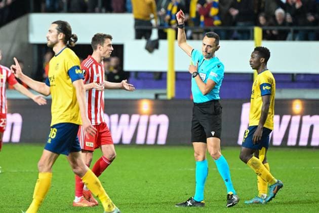 Football, Men, 2022 2023 season, Europa League Round of 16, second leg , Royale Union Saint Gilloise 1 FC Union Berlin at Lotto Park Brussels, v l Janik Haberer 1 FC Union Berlin sees yellow red card from referee Jose Maria Sanchez , 16 03 2023, Copyright: xMatthiasxKochx